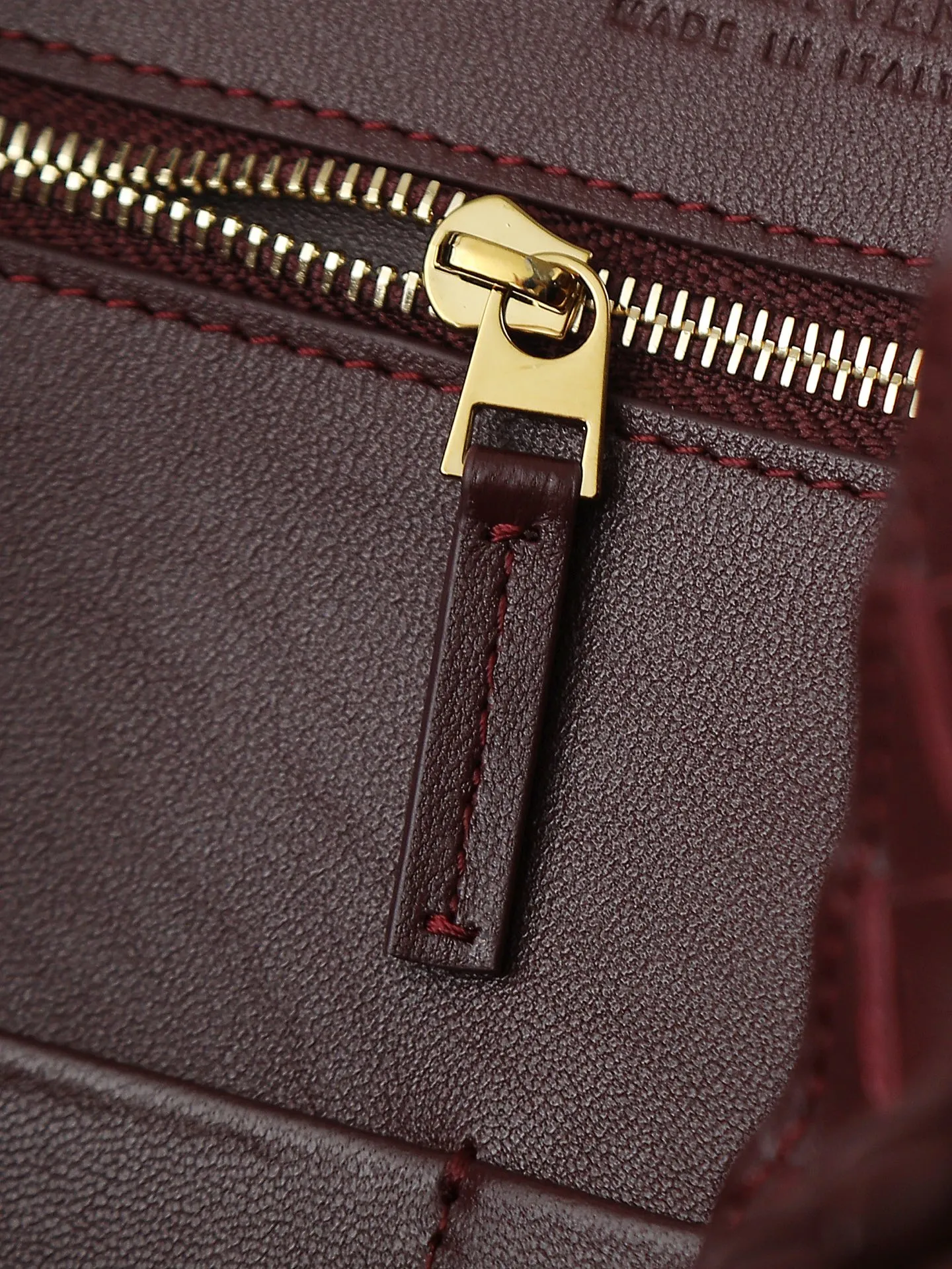 1550. Andiamo is shipping‼ ️Really popular🔥The new Andiamo woven handbag launched by Bottega Veneta this season is really popular all over the world! ! Celebrities at home and abroad have worn it, and Oscar-winning actress Michelle Yeoh has taken it out on the street. Song Jia, Trai Yala, Yu Feihong, Sanji Ayaka, Rosie Hunting-Whiteley, Yoshioka Riho, etc. have all worn this bag. It is classic and versatile and shows off your temperament, and the bag capacity is also large, which is very convenient for daily commuting! ! A variety of carrying methods, the shoulder straps can be adjusted by yourself, the original lambskin feels soft and delicate, and the unisex style breaks gender boundaries and brings a more practical and longer-lasting use experience. Andiamo, which has both elegant and casual styles, perfectly interprets the true appearance of "fashionable old money style". Style number: 766016 Size: 32*24*12